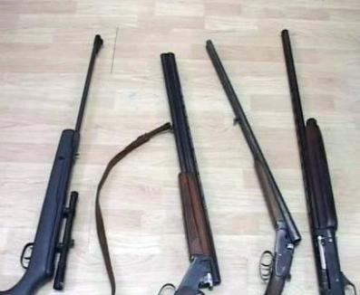 Trei puşti cu lunetă şi două pistoale furate de la un notar orădean